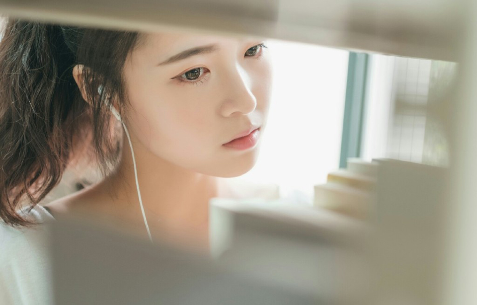 “好了，这些东西无须解释，我也没理由去吃一个死人的醋。”吕布点点头，人都是自己的了，跟了自己这么些年，难道还担心小乔因为一个死人做出什么蠢事？若真是那样，那也就没有存在的必要了。